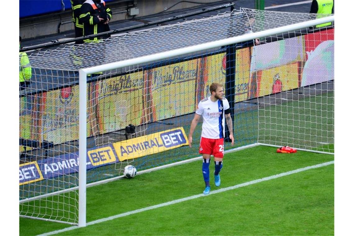 Der HSV um Timo Letschert verlor auch das zweite Hamburger Derby der Saison. Foto: Daniel Bockwoldt/dpa