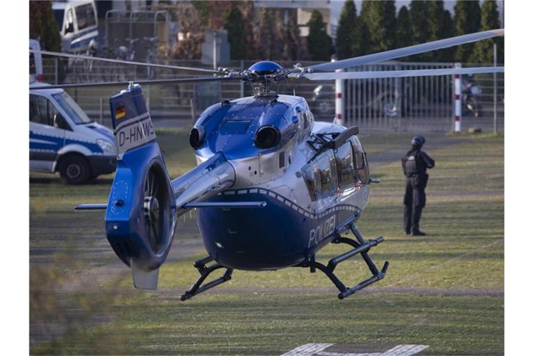 Der Hubschrauber mit dem Angeklagten Thomas Drach landet auf dem Gelände des Justizzentrums Köln. Foto: Thomas Banneyer/dpa