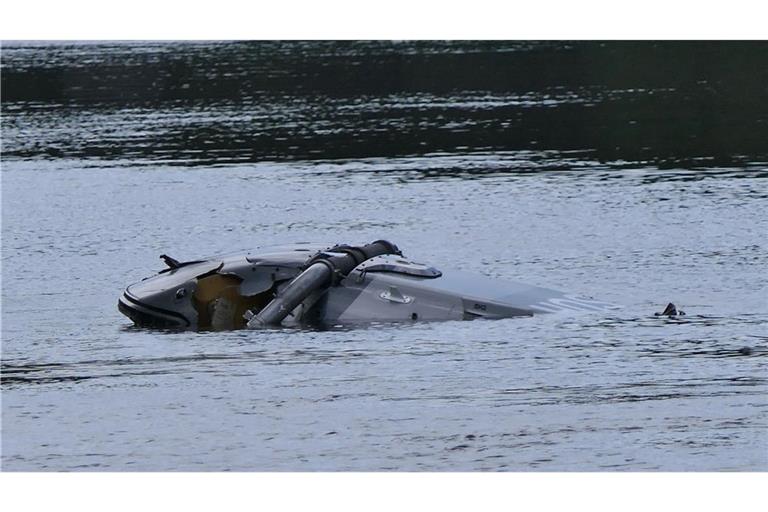Der Hubschrauber stürzte am Dienstag in einen Fluss in Sachsen.
