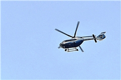 Der Hubschrauber sucht nach einem Vermissten. Symbolbild: Alexandra Palmizi