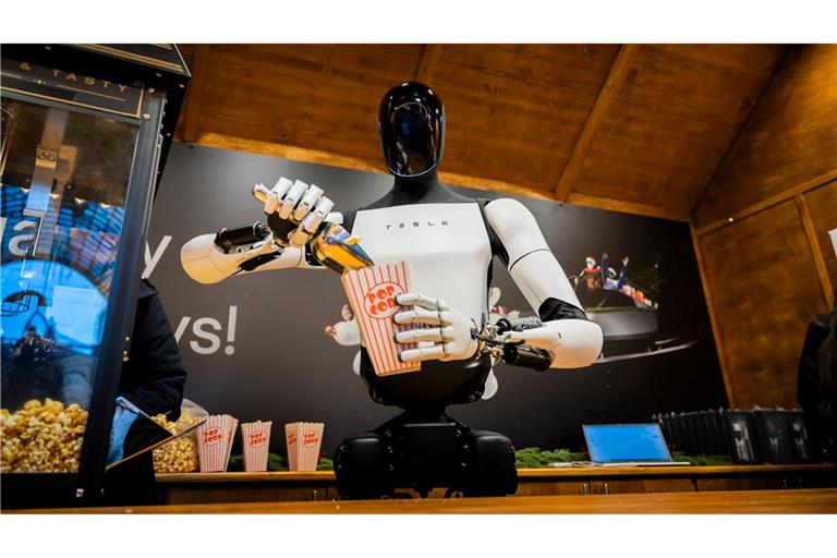 Der humanoide Roboter "Optimus" von Tesla verteilt bei seiner Vorstellung in Berlin Popcorn.
