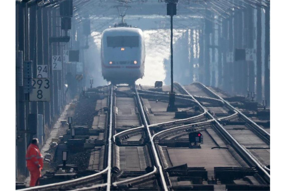 86 Milliarden Euro: Bund und Bahn klotzen bei Gleissanierung Der ICE 595 passiert auf dem Weg von Berlin nach München den Flughafen Leipzig und eine Gleisbaustelle. Foto: Jan Woitas