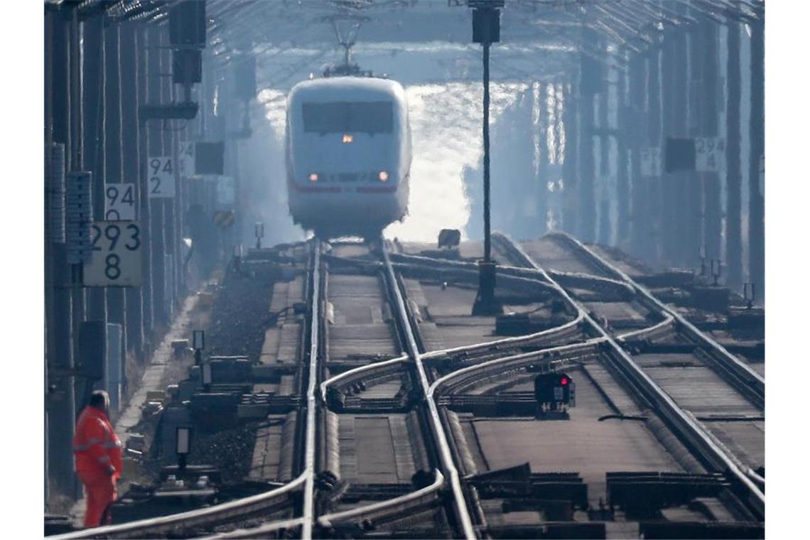 Der ICE 595 passiert auf dem Weg von Berlin nach München den Flughafen Leipzig und eine Gleisbaustelle. Foto: Jan Woitas