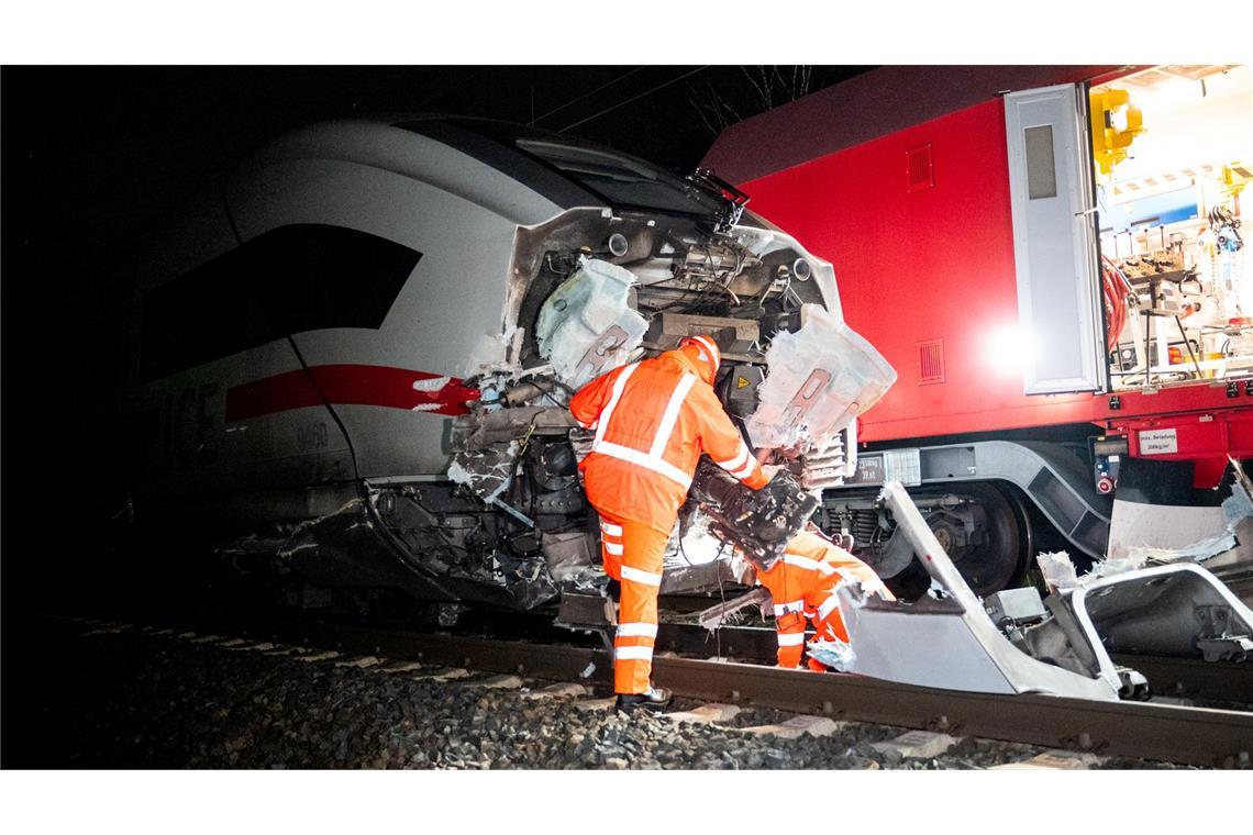 Der ICE stieß an einem Bahnübergang im Süden Hamburgs gegen einen Lastwagen.