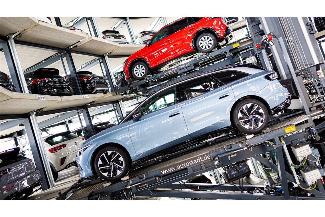 VW dominiert deutschen E-Auto-Markt - Tesla fällt aus Top10 Der ID.7 (vorne) war sowohl im April als auch in den ersten vier Monaten des Jahres die Nummer eins auf dem deutschen Elektroautomarkt. (Archivbild)