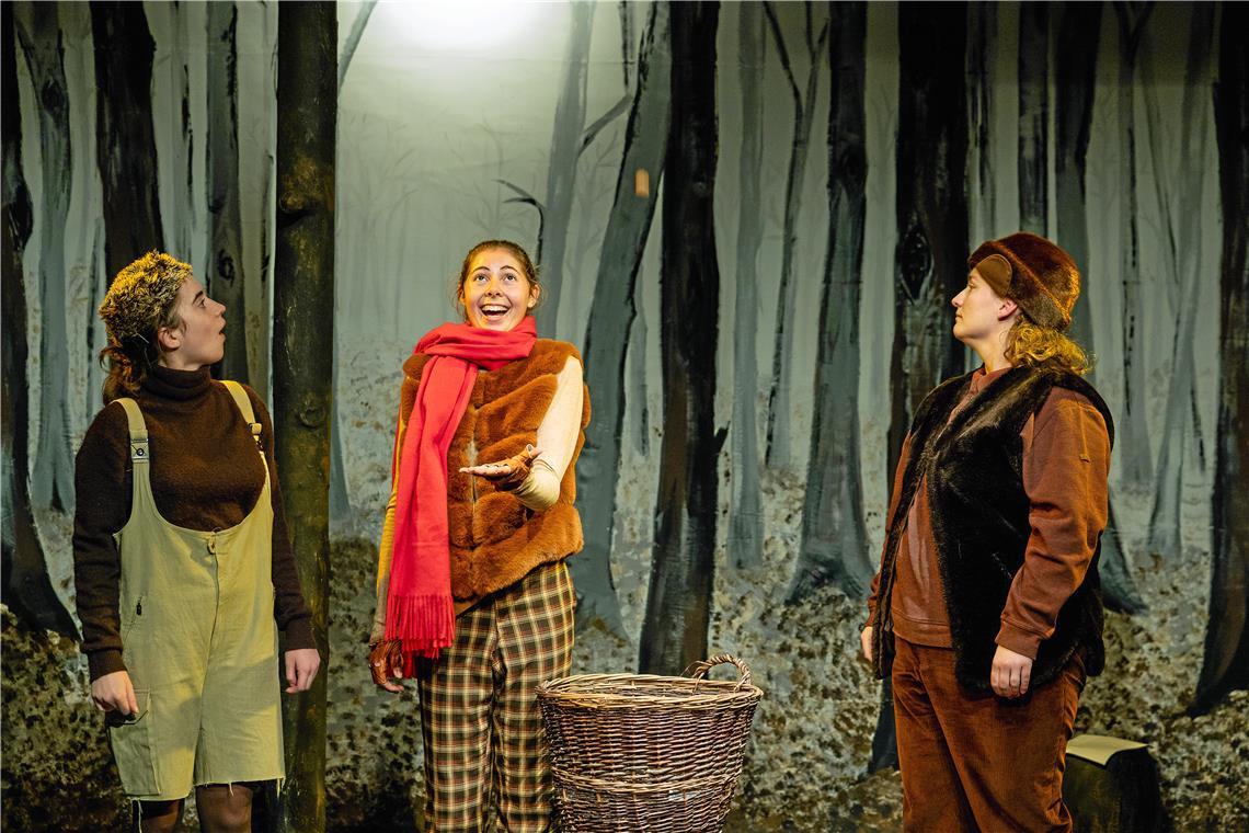 Der Igel (Anna Setzer), Herr Eichhorn (Johanna Wassum) und der Bär (Serina Wiesenthal) schieben dieses Jahr den Winterschlaf erst einmal auf. Foto: Alexander Becher