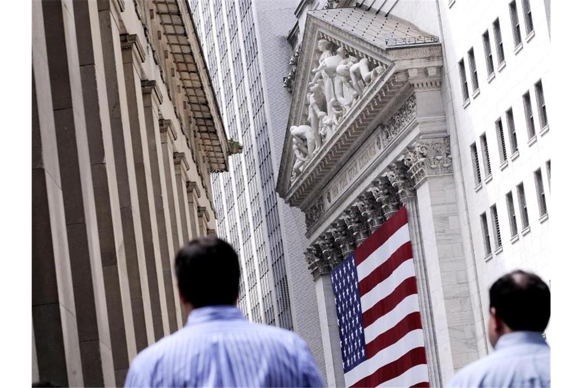 Rekord: Trumps Einsicht treibt Dow über 30 000 Punkte Der im Börsenjargon schlicht „Dow“ genannte Auswahlindex hat nun eine monatelange, beeindruckende Aufholjagd gekrönt. Foto: Justin Lane/EPA/dpa