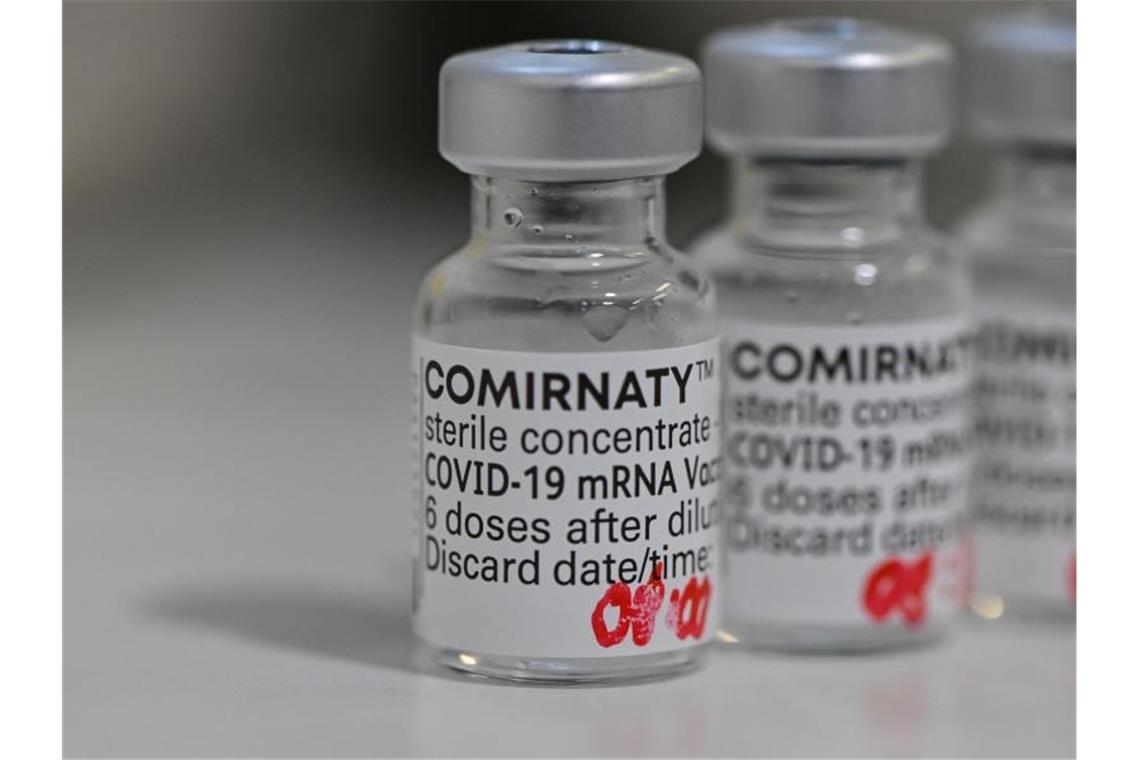 Der Impfstoff Comirnaty des Herstellers Biontech/Pfizer. Foto: Patrick Pleul/dpa-Zentralbild/dpa