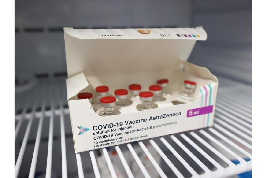 Impfstoff-Streit mit Astrazeneca: Keine Lösung in Sicht Der Impfstoff, der von der Universität Oxford und dem Pharmakonzern Astrazeneca produziert wird, kommt nicht in den vereinbarten Mengen. Foto: Liam Mcburney/PA Wire/dpa