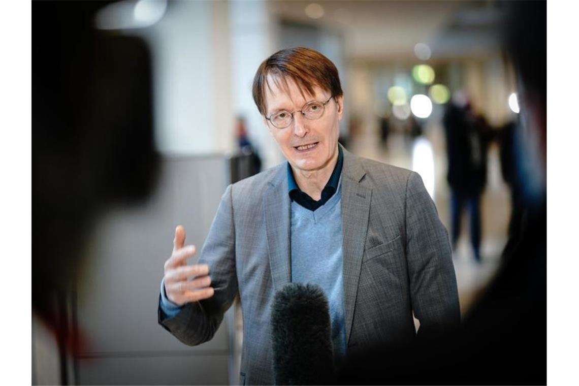 Lauterbach lässt sich kommende Woche mit Astrazeneca impfen Der Impfstoff des britischen Konzerns sei „sicher und gut“, so Karl Lauterbach. Foto: Kay Nietfeld/dpa