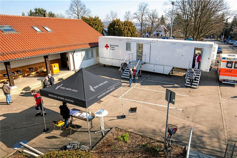 Der Impftruck des Roten Kreuzes ist ausgestattet mit allem, was in eine Arztpraxis gehört. Aber er ist nicht barrierefrei. Zwei Impfteams können zeitgleich impfen. Das Pilotprojekt wird vom Sozialministerium unterstützt. Gestern stand der Truck vor der Stadthalle. Und heute auch.Foto: A. Becher