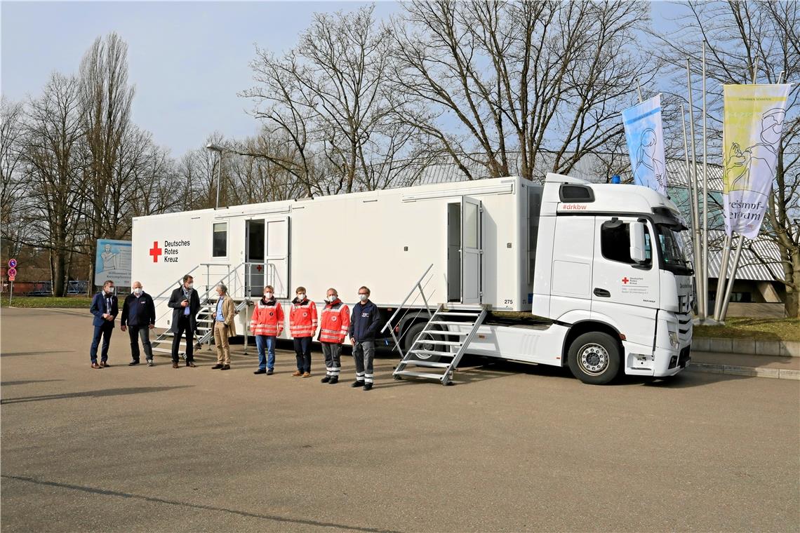 Der Impftruck ist ein imposanter 33-Tonner mit Allradantrieb und moderner Ausstattung. Zum Pressetermin anwesend waren Landratsamtdezernent Gerd Holzwarth, Jörg Behrens (Medizinische Leitung Kreisimpfzentrum), Landrat Richard Sigel, Kilian Rapp vom Robert-Bosch-Krankenhaus sowie Sven Knödler, Heiko Fischer, Holger Hagmeier und Johannes Gerblich vom DRK. Foto: G. Habermann