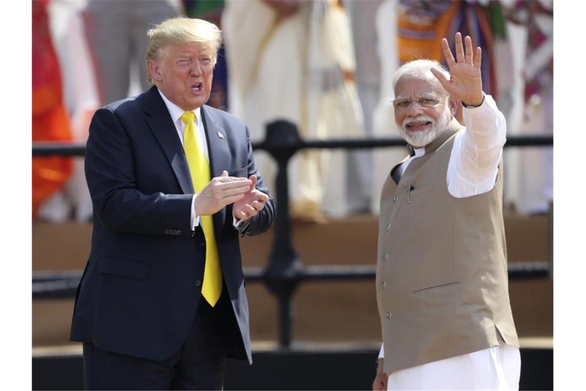 Trump verspricht Indien Unterstützung gegen China Der indische Premierminister Narendra Modi begrüßt US-Präsident Donald Trump in Ahmedabad. Foto: Aijaz Rahi/AP/dpa