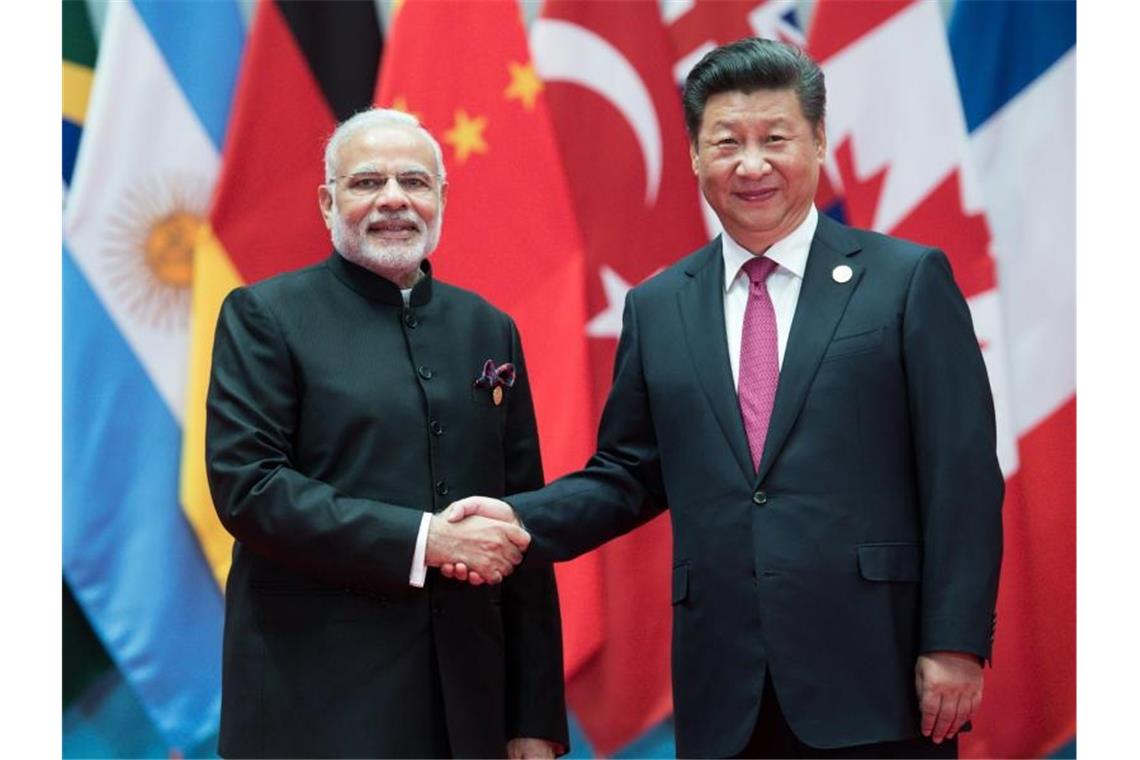 Der indische Premierminister Narendra Modi (l) und der chinesische Präsident Xi Jinping bei einem Treffen im September 2016. Zwischen den beiden bevölkerungsreichtsen Staaten der Erde sind neue Grenzstreitigkeiten aufgeflammt. Foto: picture alliance / dpa