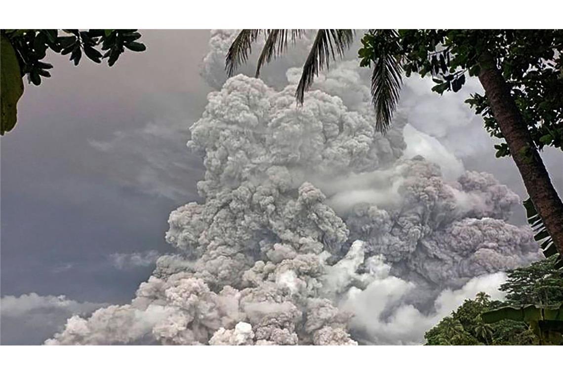 Der indonesische Vulkan Mount Ruang ist zum zweiten Mal innerhalb von zwei Wochen ausgebrochen und hat Asche fast zwei Kilometer hoch in den Himmel geschleudert.