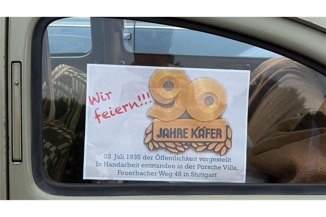 VW-Käfer-Fans feiern den neunzigsten Geburtstag des Prototyps Der Infozettel im Seitenfenster erklärt die Aktion der Käfer-Fans zum 90. Geburtstag des Prototyps.