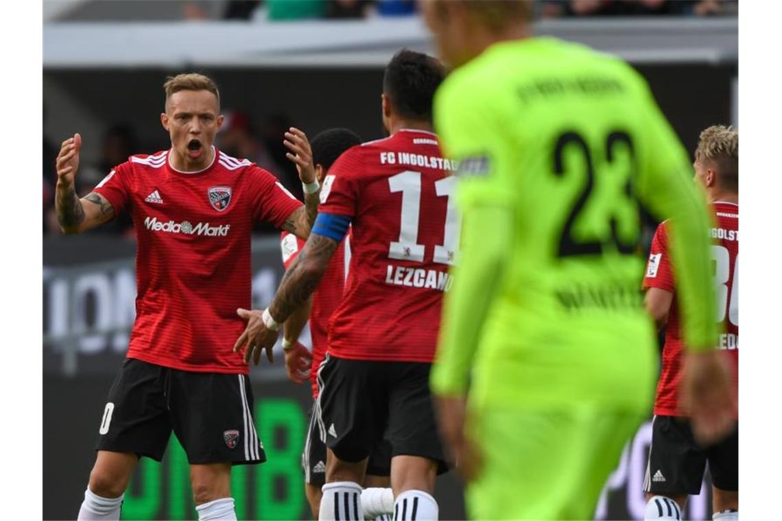 Wehen Wiesbaden schockt Ingolstadt im Relegationskrimi Der Ingolstädter Anschlusstreffer zum 2:3 durch Sonny Kittel (l) kam letztlich zu spät. Foto: Armin Weigel