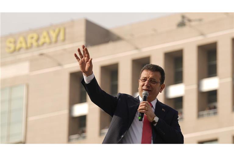 Der inhaftierte Istanbuler Bürgermeister Ekrem Imamoglu ist zu einer Haftstrafe von 20 Monaten verurteilt worden.