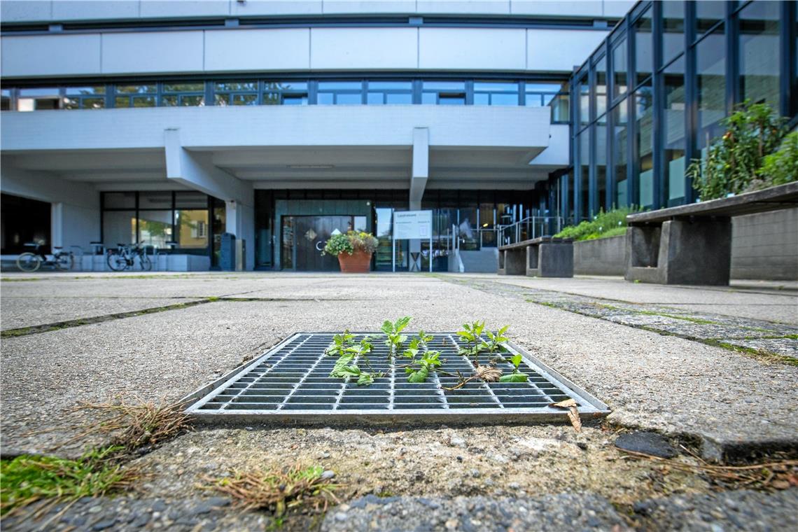 Der Innenhof des Backnanger Landratsamts an der Erbstetter Straße 58 steht auf der Sanierungsliste. Dort sollen zudem auch weitere Radstellplätze geschaffen werden. Foto: A. Becher