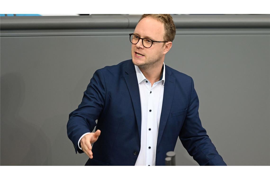 Der innenpolitische Sprecher der Grünen-Bundestagsfraktion, Marcel Emmerich, fordert die Bundesregierung auf, ein umfassendes Gewaltschutzprogramm für Beschäftigte des öffentlichen Dienstes aufzulegen. (Archivbild)