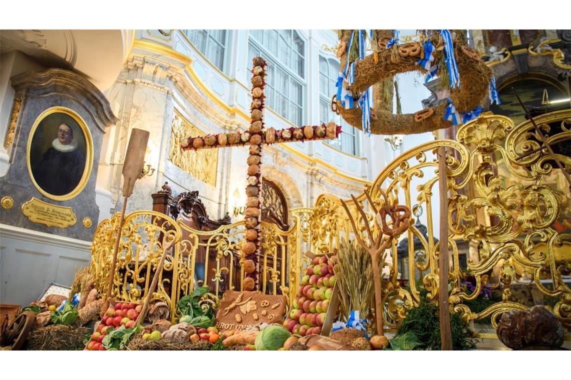 Der Innenraum der Hamburger Hauptkirche Sankt Michaelis ist zum Festgottesdienst aus Anlass des Erntedank mit Brot, Gemüse, Getreide und Obst geschmückt.