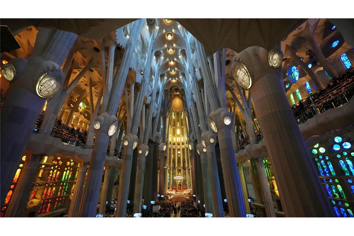 Der Innenraum der Sagrada Família ist riesig. Das Hauptschiff ist 45 Meter hoch und damit noch etwas höher als der Innenraum des Kölner Doms.