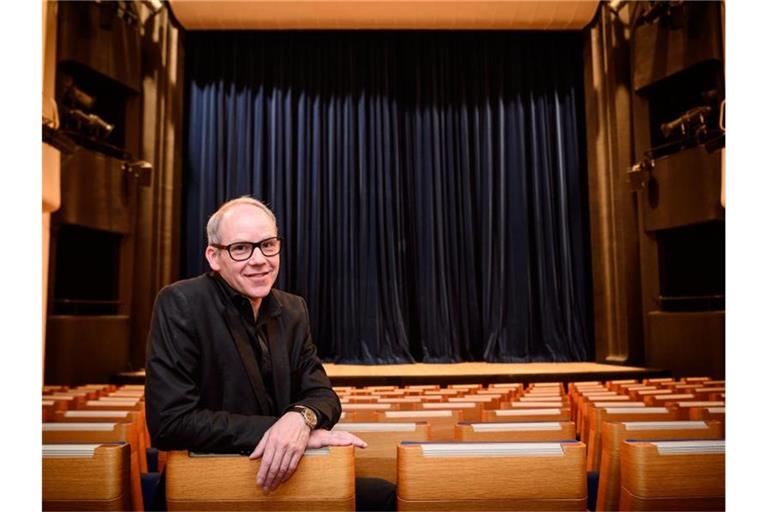 Der Intendant der Schauspielbühnen Stuttgart, Axel Preuß. Foto: Sina Schuldt/dpa/archivbild