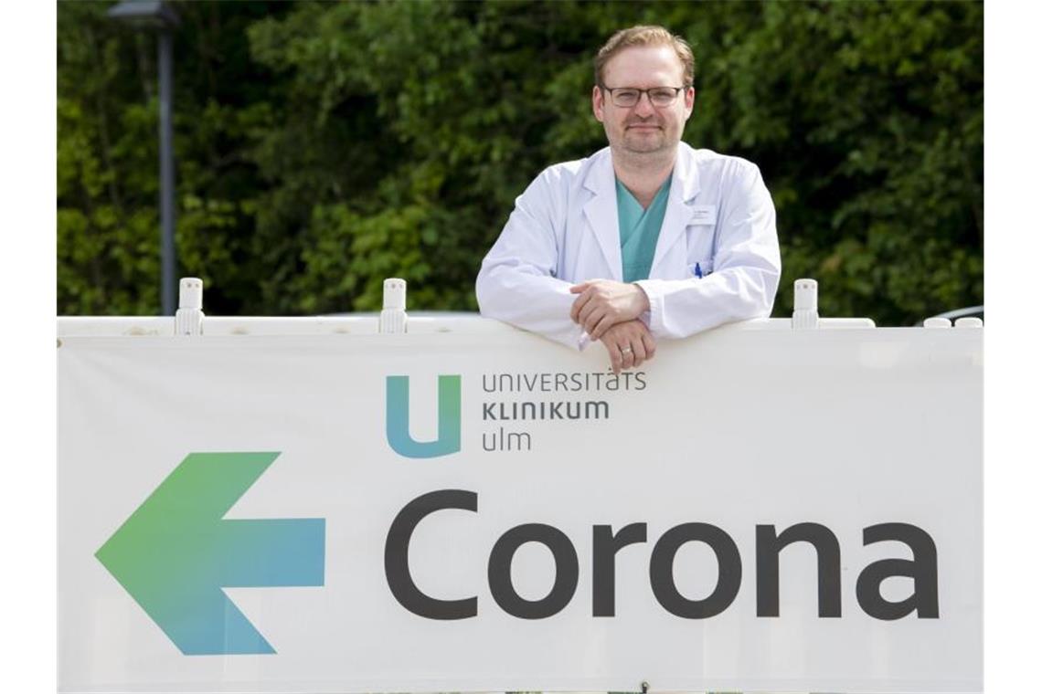 Der Internist Dominik Buckert steht vor der Corona-Teststelle des Universitätsklinikums. Foto: Stefan Puchner/dpa/Archivbild