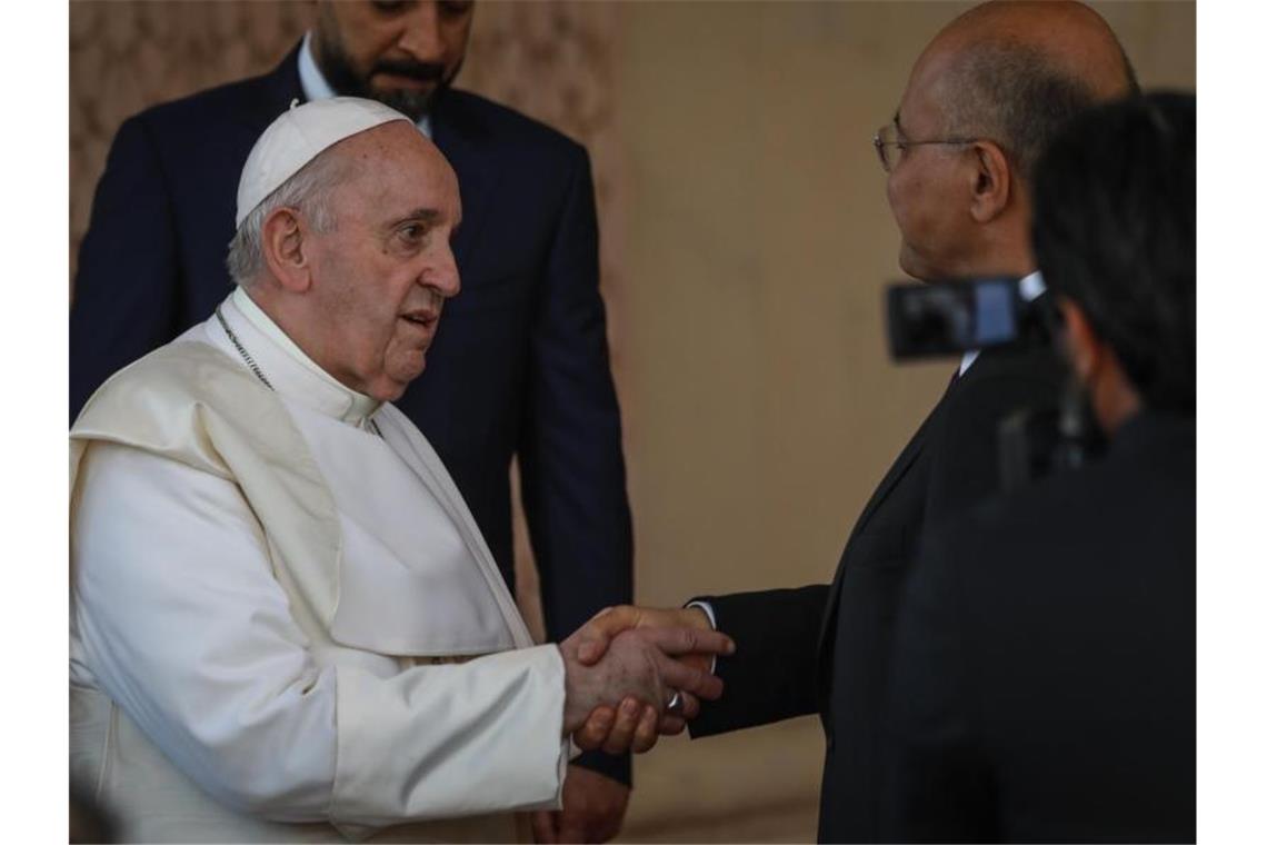 Der irakische Staatschef Barham Salih (r) empfängt Papst Franziskus im Präsidentenpalast. Foto: Ameer Al Mohammedaw/dpa