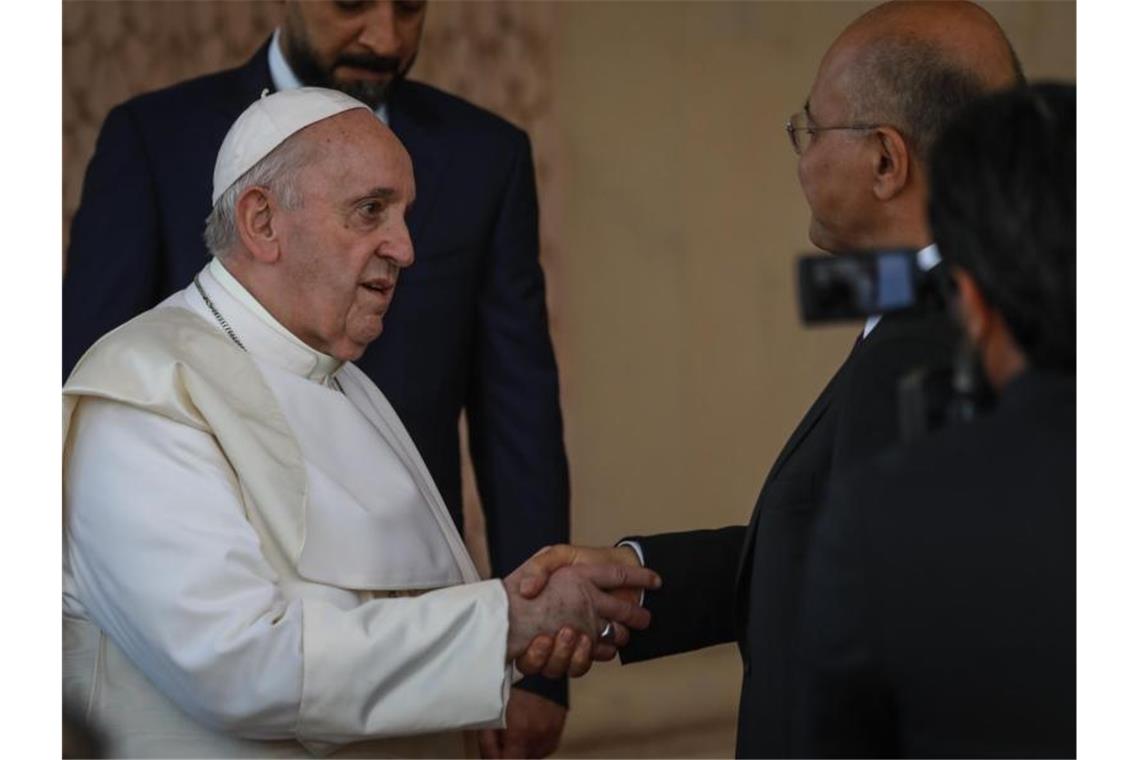 Erster Papst-Besuch im Irak erfüllt Hoffnungen der Christen Der irakische Staatschef Barham Salih (r) empfängt Papst Franziskus im Präsidentenpalast. Foto: Ameer Al Mohammedaw/dpa