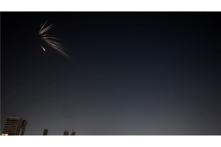 Der Iran greift Israel erneut mit Raketen an.