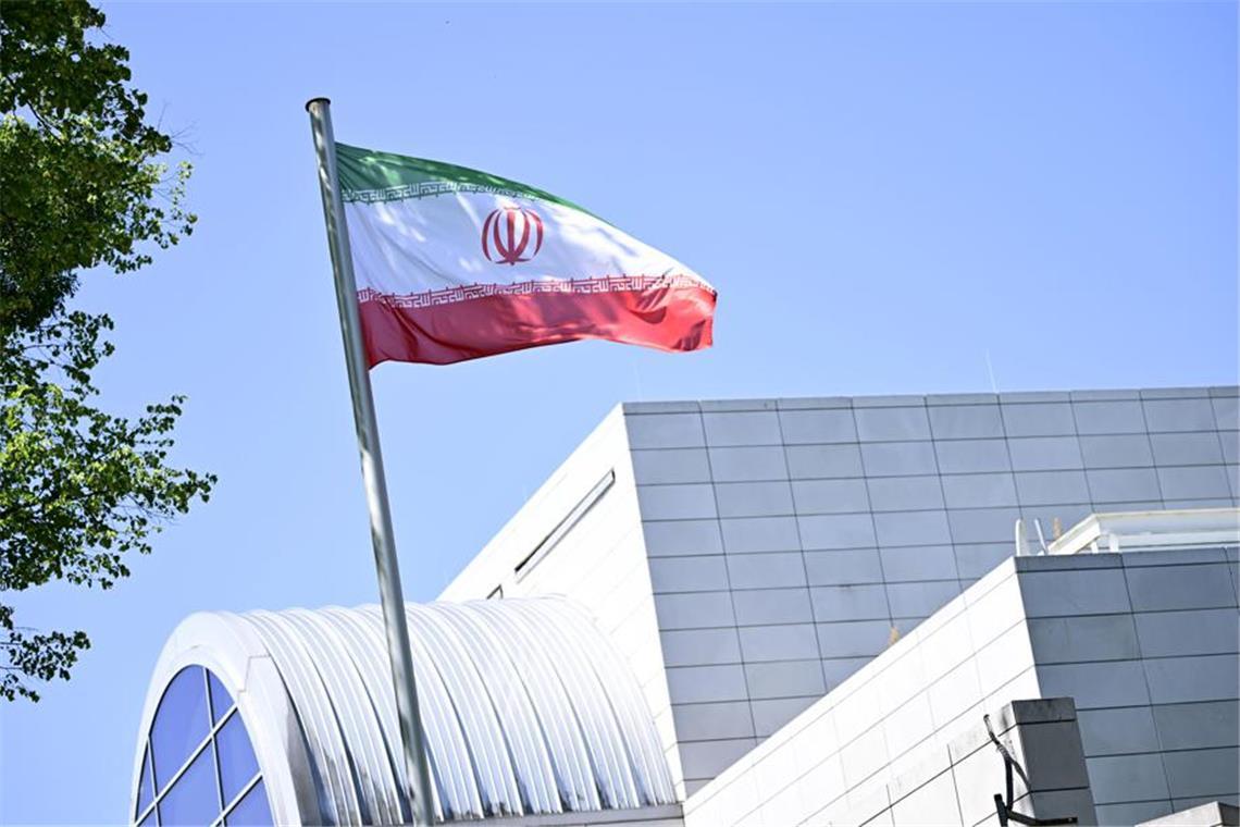 Der Iran hat abermals einen mutmaßlichen Spion für den israelischen Geheimdienst hingerichtet. (Im Bild: Die iranische Flagge vor der Botschaft des Iran in Berlin)