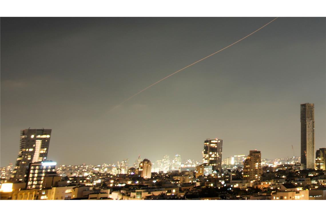 Der Iran hat am späten Sonntagabend Israel wieder mit Raketen angegriffen.