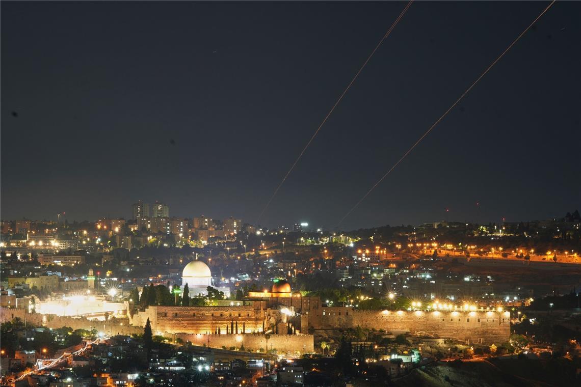 Der Iran hat bei seinem Gegenangriff eine dritte Welle Raketen auf Israel gefeuert.