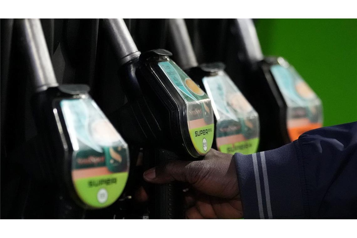 Der Iran-Krieg macht den Griff zur Zapfpistole immer teurer. (Archivbild)