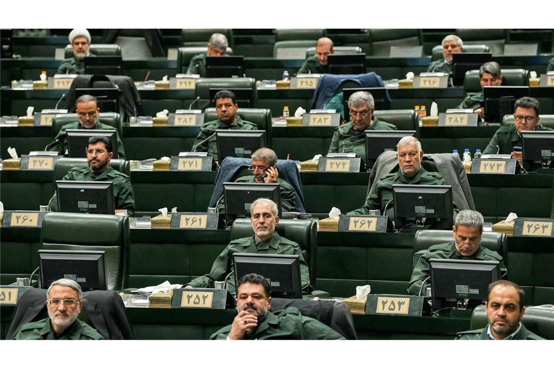 Der Iran reagiert auf EU-Sanktionen: Parlamentsabgeordnete tragen die Uniformen der Revolutionsgarden. (Archivbild)