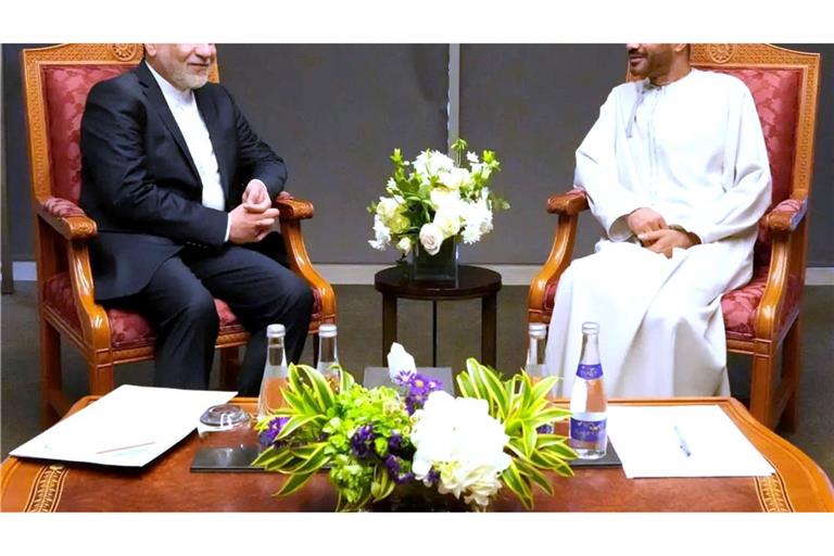 Der iranische Außenminister Abbas Araghtschi (links) ist zu Atomverhandlungen mit den USA in die Hauptstadt des Oman gereist.