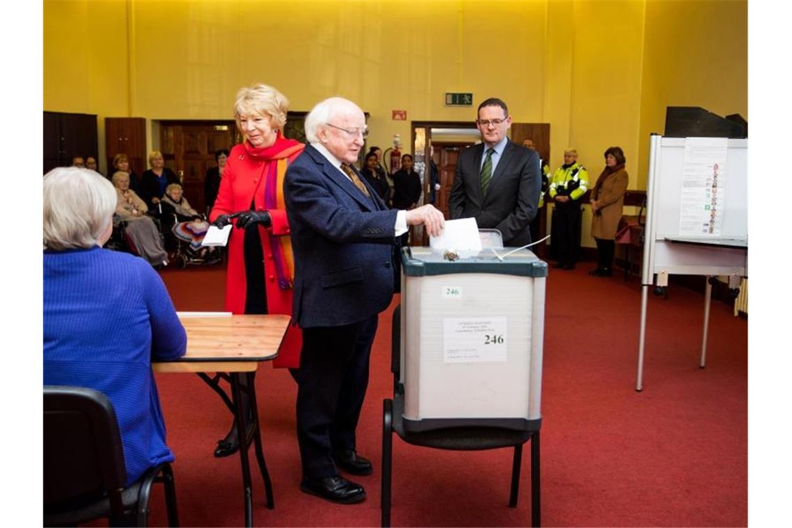 Wahlen in Irland: Sinn Fein mischt politische Landschaft auf Der irische Präsident Michael D. Higgins gibt in einem Wahllokal seine Stimme ab. Foto: Uncredited/XinHua/dpa