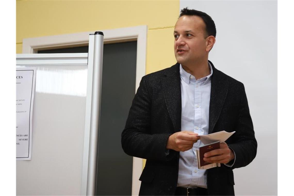 Der irische Premierminister Leo Varadkar im Wahllokal. Varadkar muss mit einer Niederlage seiner liberal-konservativen Partei Fine Gael rechnen. Foto: Damien Storan/PA Wire/dpa