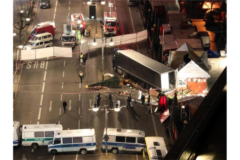 Der Islamist Anis Amri raste am 19. Dezember 2016 in Berlin mit einem Lastwagen auf einen Weihnachtsmarkt und tötete elf Menschen. Foto: Michael Kappeler/dpa
