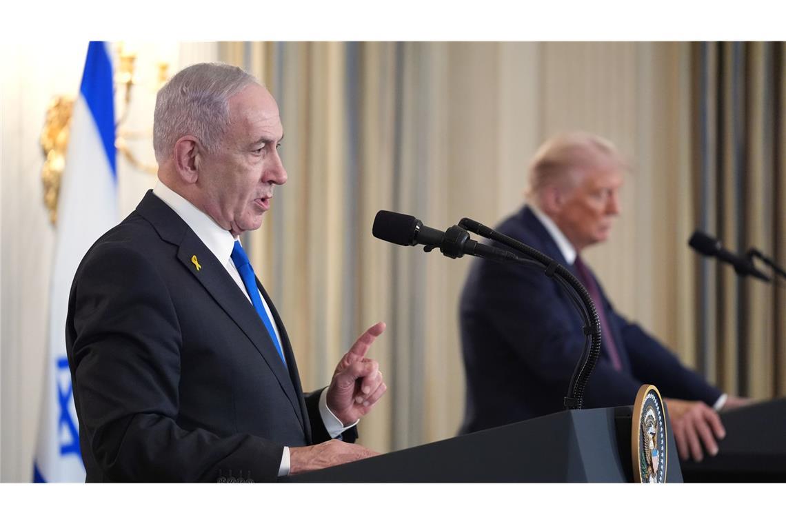 Netanjahu akzeptiert Trump-Plan zur Beendigung des Gaza-Kriegs Der israelische Ministerpräsident Benjamin Netanjahu spricht während einer Pressekonferenz mit US-Präsident Trump im State Dining Room des Weißen Hauses.