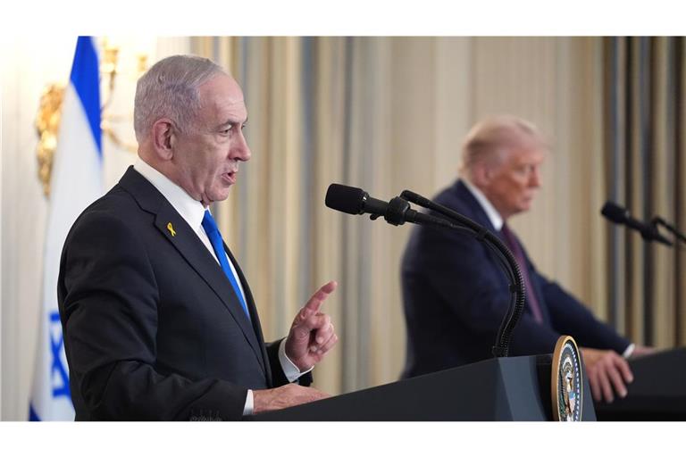 Der israelische Ministerpräsident Benjamin Netanjahu spricht während einer Pressekonferenz mit US-Präsident Trump im State Dining Room des Weißen Hauses.
