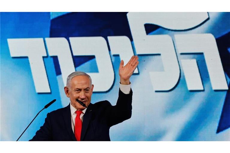 Der israelische Ministerpräsident Benjamin Netanjahu spricht nach der Veröffentlichung der ersten Ergebnisse der Wählerbefragungen bei den Parlamentswahlen in Israel vor Anhängern im Hauptquartier der Likud-Partei in Jerusalem. (zu dpa: «Netanjahu baut bei Wahl Vorsprung aus - aber ohne Mehrheit»)