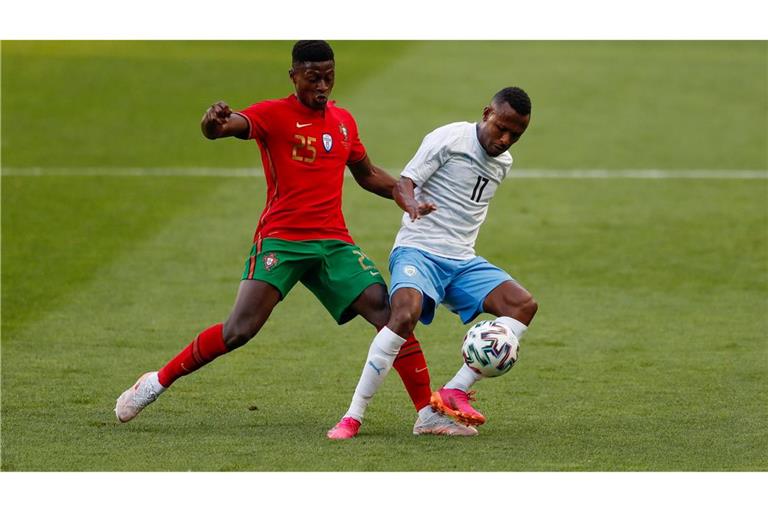 Der israelische Nationalspieler Gadi Kinda (r), hier im Zweikampf mit Portugals Nuno Mendes, ist gestorben.