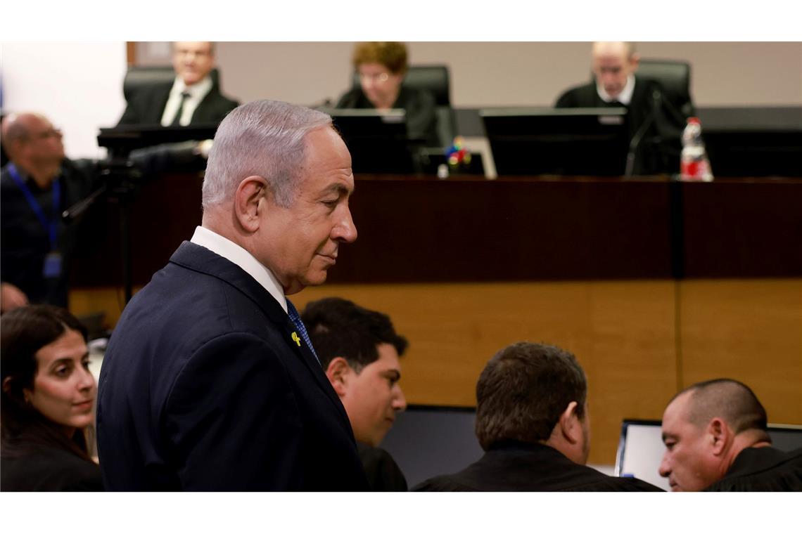 Korruptionsprozess: Netanjahu kritisiert "absurde Vorwürfe" Der israelische Regierungschef Benjamin Netanjahu vor Gericht.