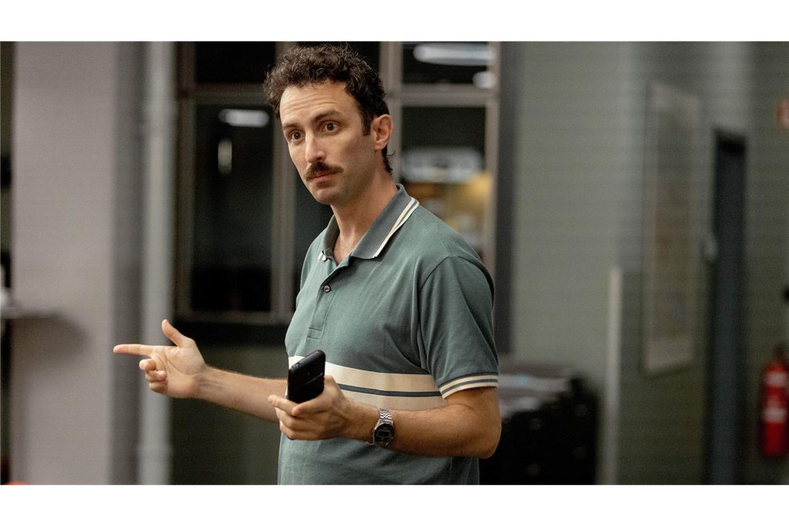 Das geht richtig ans Herz – So spannend wird es bei „Kammerflimmern“ Der IT-Spezialist der Polizei-Abteilung arbeitet durch: Noah Löwenherz (Aaron Arens).