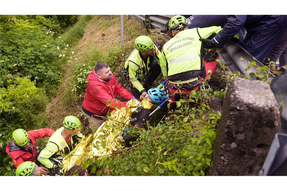 108. Giro: Roglic steigt aus - del Toro mit Zeitverlust Der Italiener Alessio Martinelli wird nach seinem Sturz von Rettungskräften behandelt.