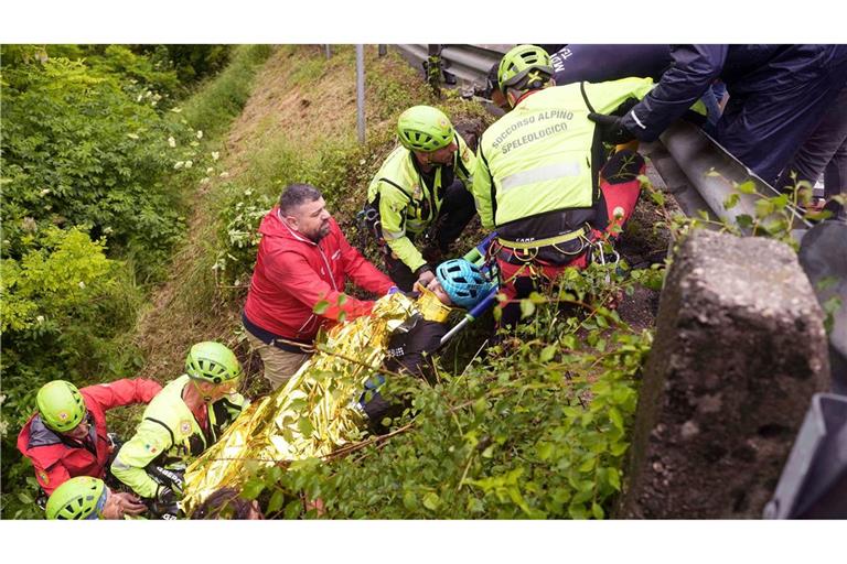 Der Italiener Alessio Martinelli wird nach seinem Sturz von Rettungskräften behandelt.