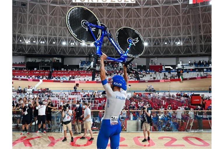 Der Italiener Filippo Ganna bejubelt den Olympiasieg. Foto: Sebastian Gollnow/dpa