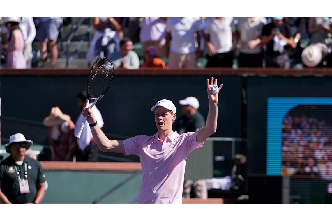 Der Italiener Jannik Sinner jubelt nach seinem Sieg über den Deutschen Zverev.